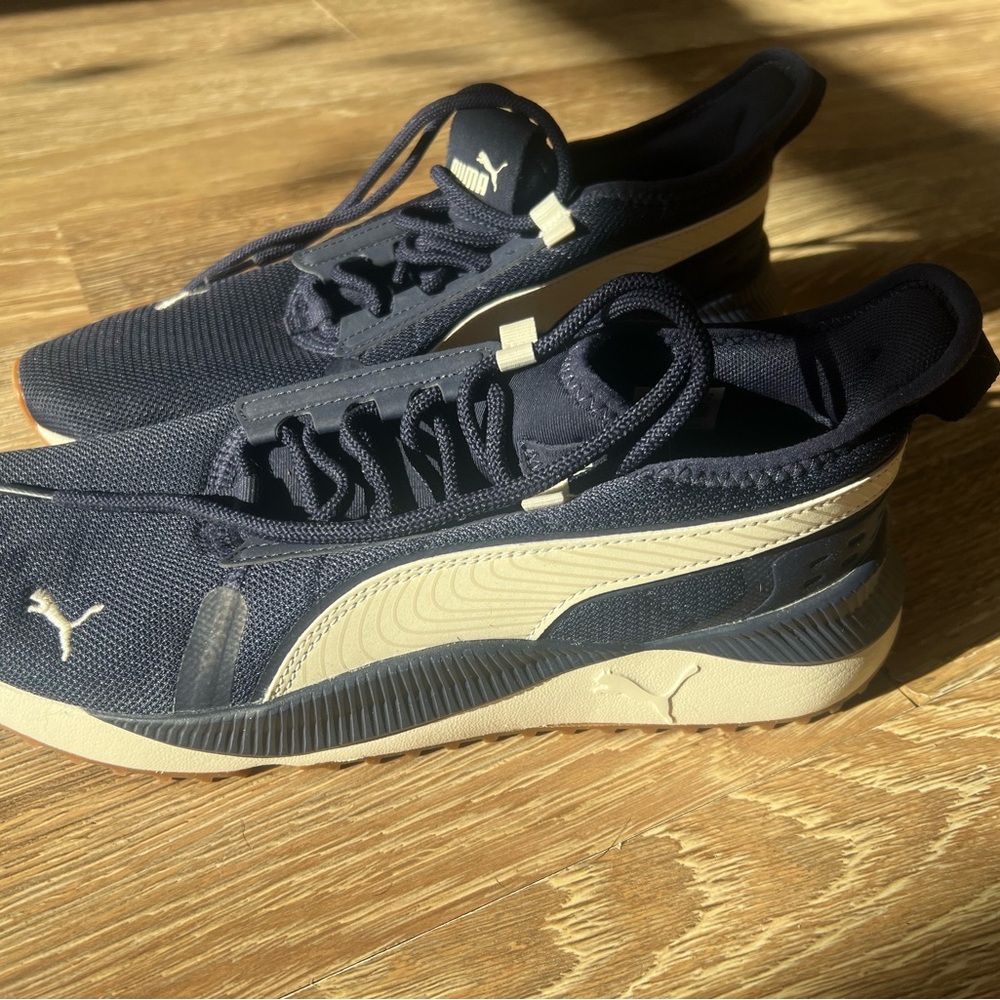 Puma Men's Dark Blue and Beige Sneakers